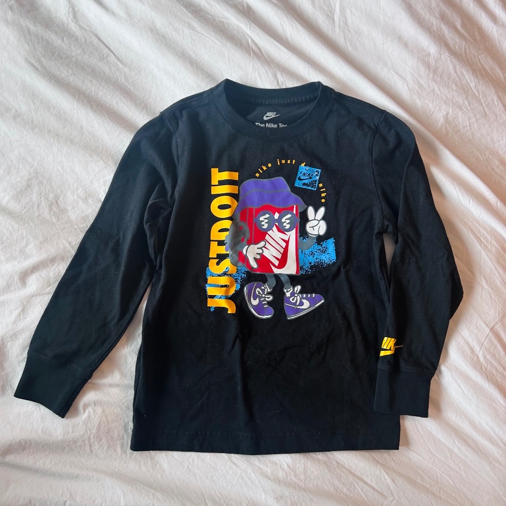 Nike Graphic Long Sleeve Tee